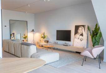 The Loft - Full Sea View - use of hotels Sauna and Pool has Balcony rooms