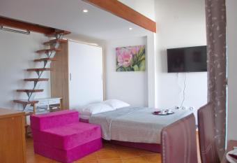 Small Summer Dream Apartment allows 18 year olds to book a room