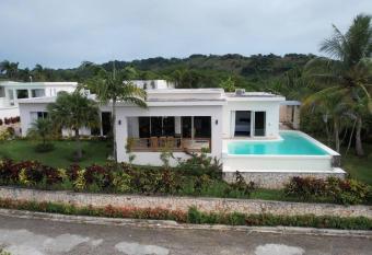 Villa Jardin de Rosa- 4 Bdr villa w/stunning views allows 18 year olds to book a room