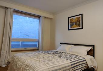 Private room in center of Richmond Hill allows 18 year olds to book a room