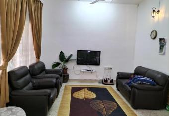 Che Na Homestay Pontian allows 18 year olds to book a room