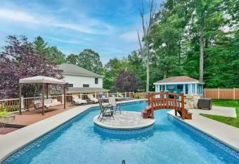 Cheerful 5~bedroom resort with heated pool has Balcony rooms