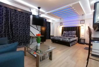 Condo Azur Suites E507 near Airport, Netflix, Stylish, Cozy with swimming pool has Balcony rooms