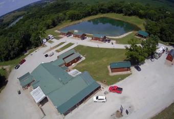 Country Cabins Hotel has Balcony rooms