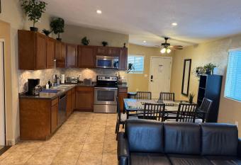 3 Bedroom, 2 Bath Whole House, ASU, Tempe, Scottsdale on Light Rail has Balcony rooms