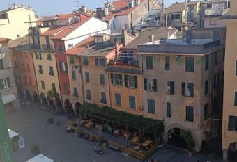 Incantevole appartamento nel cuore di Chiavari allows 18 year olds to book a room