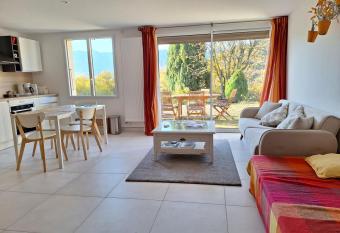 Appartement 40m2 avec terrasse et vue superbe has Balcony rooms