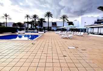 TEN BEL PRIMAVERA, POOL & FREE WIFI allows 18 year olds to book a room