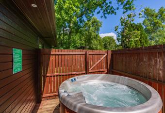 Bluebell Lodge 3 with Hot Tub has rooms with a private hot tub