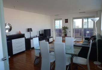 PISO EN CENTRO DE LA FIRA BARCELONA has rooms with a private hot tub