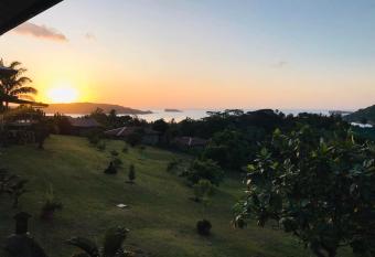 Vue imprenable sur le lagon de Bora Bora has Balcony rooms