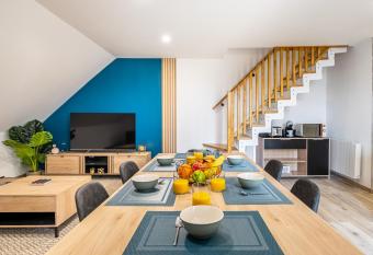 Une bulle de qui  tude au c  ur du Doubs has Balcony rooms