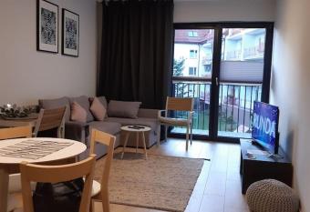 Apartament z jacuzzi blisko pla  y Ko  o Brzegu has rooms with a private hot tub