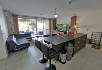 El  gant F3    la Villa Stencer, Papeete, calme climatis   et spacieux has Balcony rooms