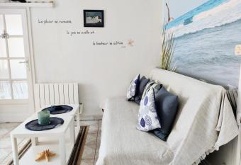 LA PLAYA - VILLA ST LAURENT - Grand Studio avec espace nuit et parking privatif - 40 m  tres de la Promenade Marcel Proust allows 18 year olds to book a room