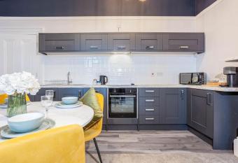 Coppergate Mews Grimsby No.1 - 2 bed, 2 bath, ground floor apartment allows 18 year olds to book a room