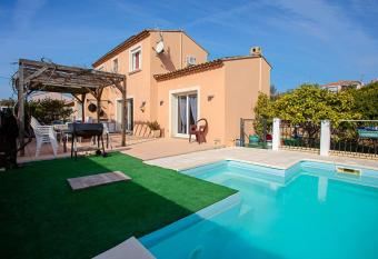 Villa La Londe les Maures has Smoking rooms