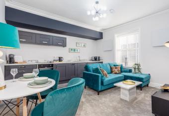 Coppergate Mews Grimsby No7 - 2 bed, 2 bath, 1st floor apartment allows 18 year olds to book a room