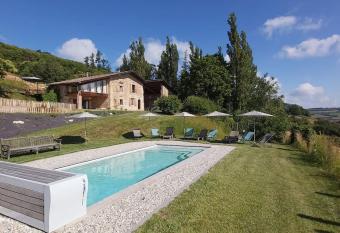 G  te de luxe 4   toiles has Smoking rooms