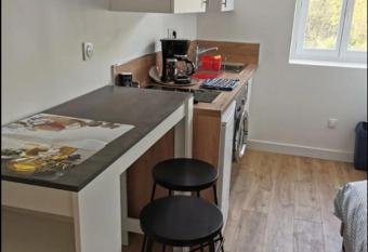 Studio 5 en plein c  ur du centre ville Massillon allows 18 year olds to book a room