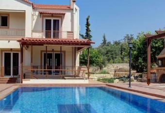 Tranquility villa, 2bdrms/2bth,private pool/garden allows 18 year olds to book a room
