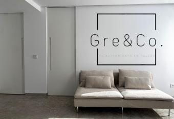 GREandCO PARKING PUBLICO GRATUITO has Balcony rooms
