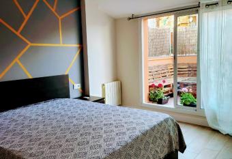 ESTUDIO CON TERRAZA allows 18 year olds to book a room