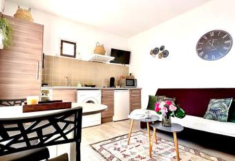 Appartement au Phare de Fos au bord de l   eau has Balcony rooms