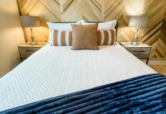 Luxe Tiny Loft In Spring has Balcony rooms