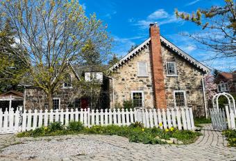 Stonehouse in the Heart of Pickering has Balcony rooms
