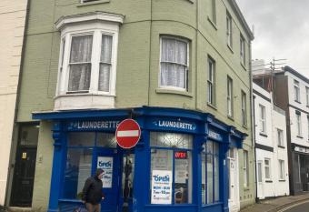 3 Bed Sea View Apartment @ 10B George Street allows 18 year olds to book a room