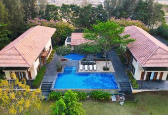 SaffronStays Courtyard, Nashik - infinity pool villa with a huge party lawn has Balcony rooms
