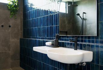 Castlemaine Gardens Luxury Accessible Villa allows 18 year olds to book a room