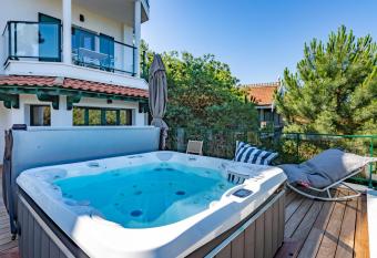 Pyla Plage -appartement jacuzzi vue mer -(o)Dune has rooms with a private hot tub