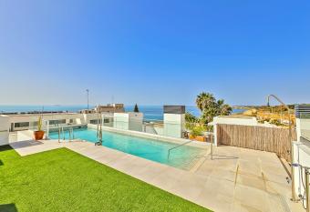 Oceanfront Duplex with a Rooftop Pool and Terrace has Balcony rooms