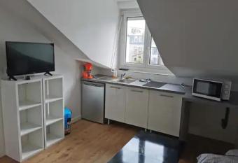 Studio n13 en plein centre ville bruat allows 18 year olds to book a room