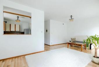Accessible Ground Floor, Bright and Spacious Flat has Balcony rooms