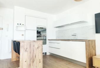 Beau duplex familial avec jardin cl  tur   allows 18 year olds to book a room