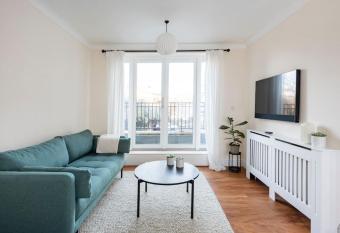 Modern 2 bed town house quiet street near station has Balcony rooms