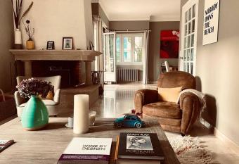 Grande villa familiale 600m de la mer et du centre allows 18 year olds to book a room