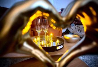 La Charmeuse (Suite priv  e pour amoureux allows 18 year olds to book a room