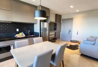 Est  dio Aconchegante no 24   andar do Ed. Vertigo. has Balcony rooms