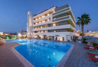 Vanisko Hotel has rooms with a private hot tub