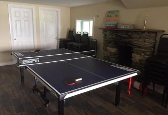 Lakefront Cottage with Docks and Kayaks has Balcony rooms