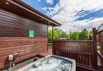 Bluebell Lodge 9 with Hot Tub has rooms with a private hot tub