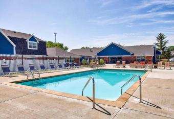 Lovely 1 BR, 2 Beds Apartment with Pool, Sleeps 4 allows 18 year olds to book a room