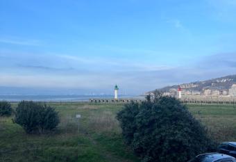 Mon balcon face    la mer - les Marinas Deauville allows 18 year olds to book a room