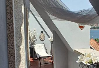 Rinc  n del Mar Vacacional, C  ntrico,Terrazas y Vistas a la R  a de Vigo allows 18 year olds to book a room