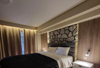 kondoulis APARTMENT 2 allows 18 year olds to book a room