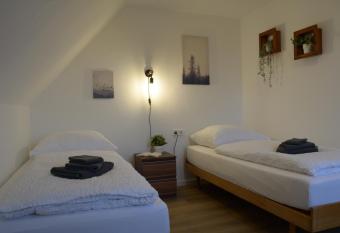 Privatzimmer im Einfamilienhaus has Balcony rooms